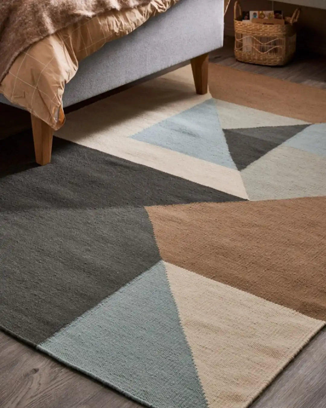 finarte-triangle-grey-blue-mood